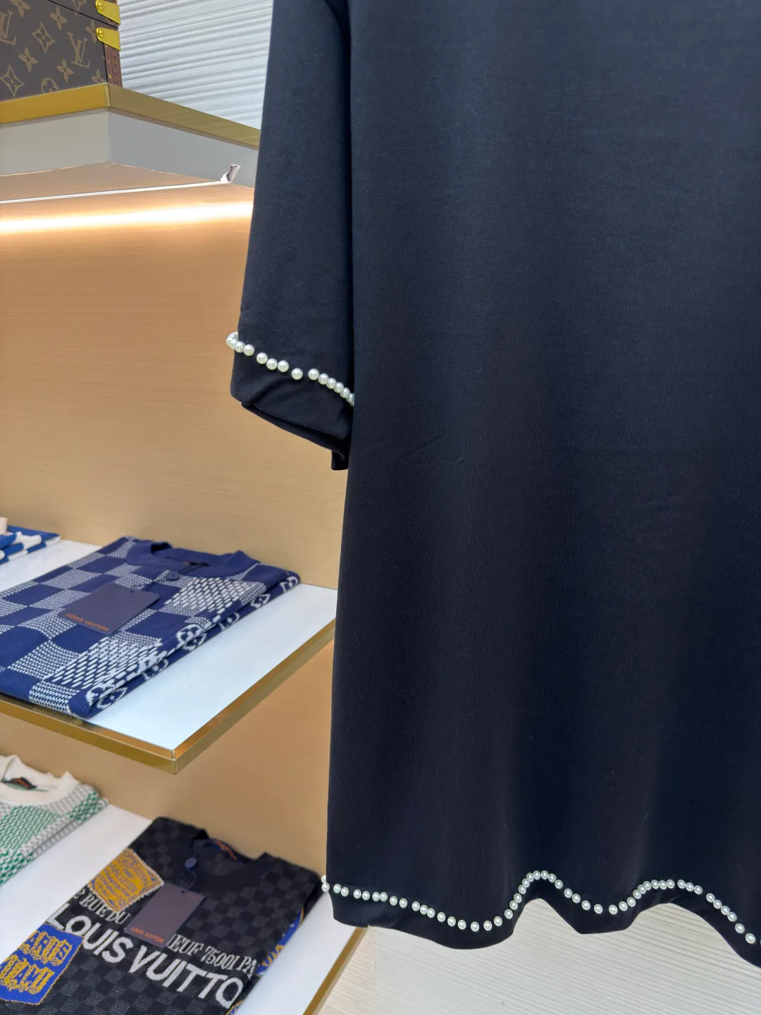 LOUIS VUITTON pearl line embroidered T-shirt ●Authentic product: purchased and developed for 12700 ●Item number: 1680107-A45 ●Fabric: cotton plain fabric ●Technology: dust-free wool production ●Version: fitted version ●Weight: about 310 grams ●Size: XS-S-M-L ●Description: The fabric is made of 32s double-ply cotton plain weave. The hairiness of the cloth surface is treated with dust-free wool processing. The finished fabric is passed through a mercerizing machine to increase the gloss of the fabric. It is equipped with a 26s double-yarn horizontal machine to weave 1*1 ribs. The front panel is embroidered with a Tajima embroidery machine imported from Japan. The rayon base film has three-dimensional embroidered letters. , the front and back hem cuffs are manually swept with powder to draw positioning lines, and the cut pieces are laid out according to the lines drawn on the actual sample, and 6-mile pearl beads are used. The special bead making machine refers to the original bead spacing and automatically beads according to the length of the yard. The overall wiring is straight and delicate, the fabric is comfortable and soft, and the color is consistent without color difference. It can be matched with the same style to create a fashionable look and control various occasions. Customized accessories, complete with three standards, same style for men and women!